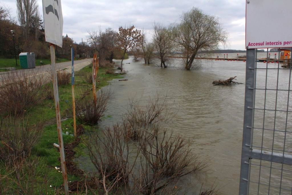 FOTO/ DUNĂREA se apropie de cota de atenţie. NIVELUL APEI continuă să CREASCĂ