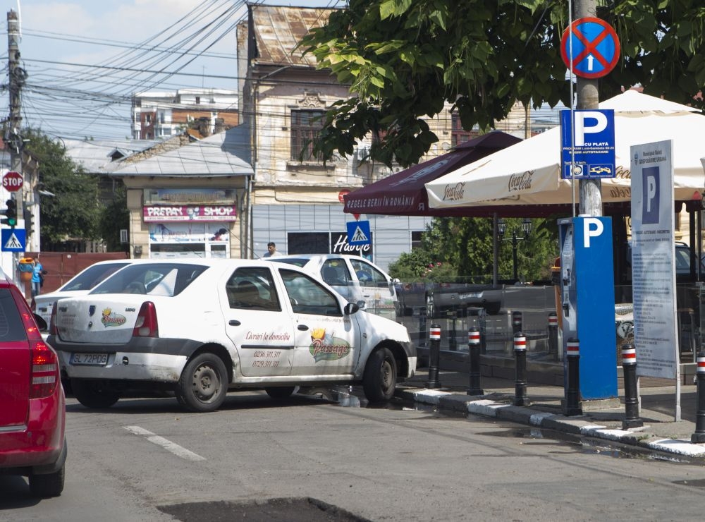 Gălăţenii nu s-au înghesuit la abonamente pentru parcările cu plată