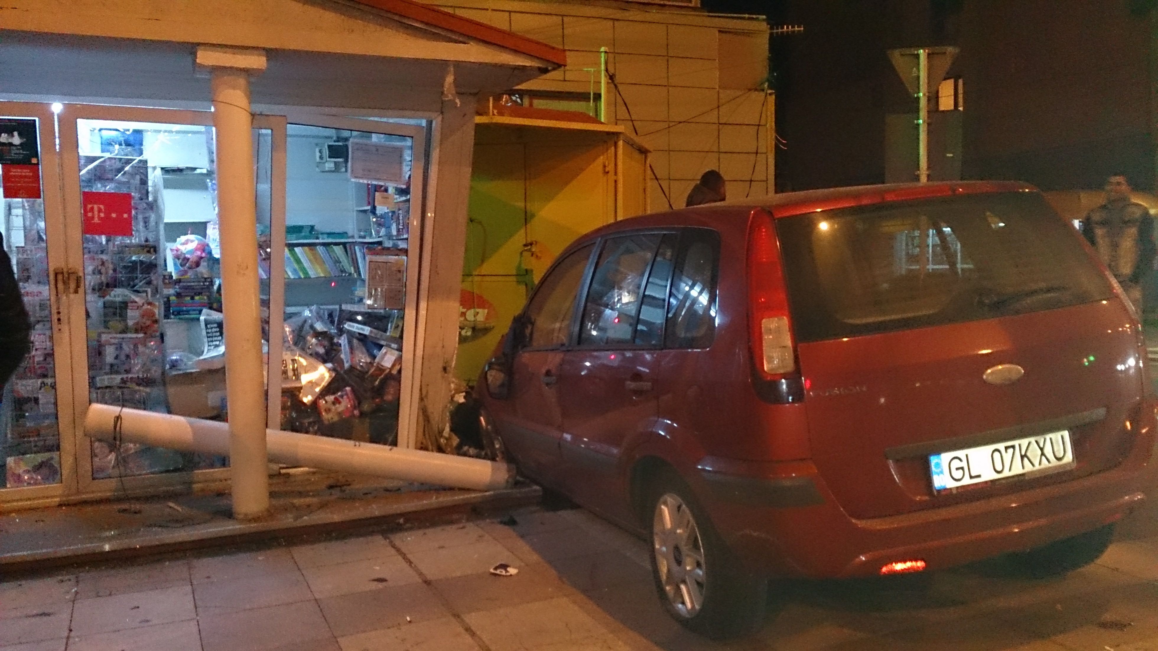 ACCIDENT SPECTACULOS pe Brăilei: A intrat cu MAŞINA în DOUĂ CHIOŞCURI şi a scăpat NEVĂTĂMAT