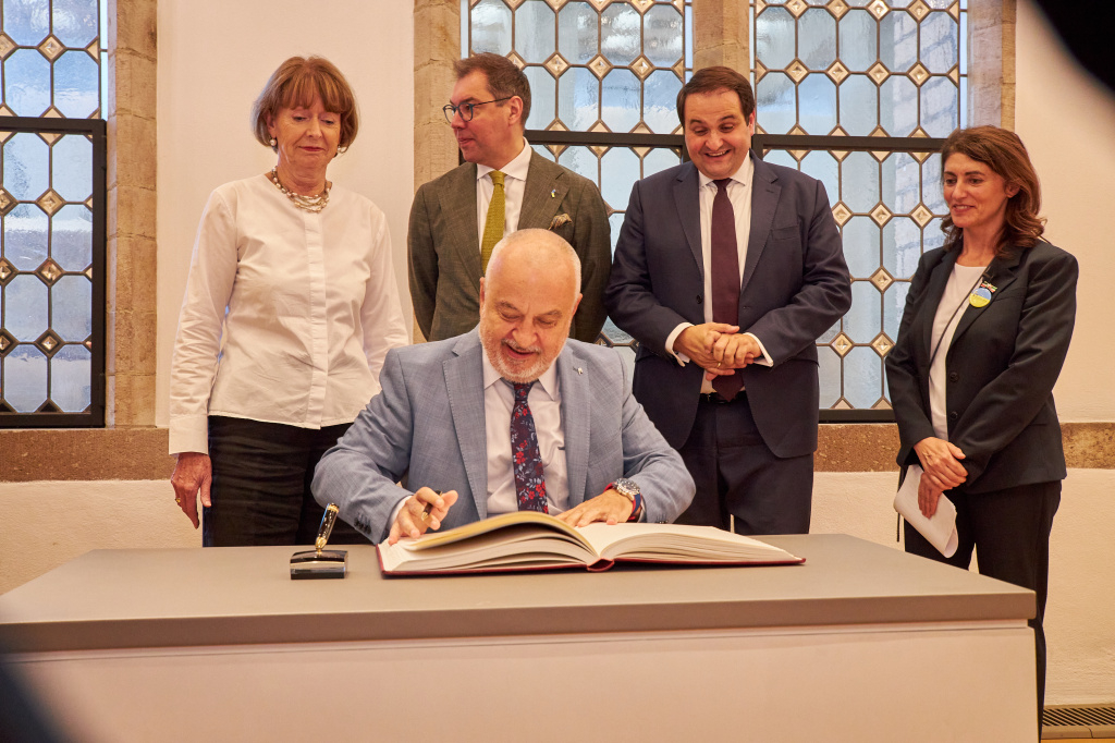 România retrage trei consuli de pe trei continente