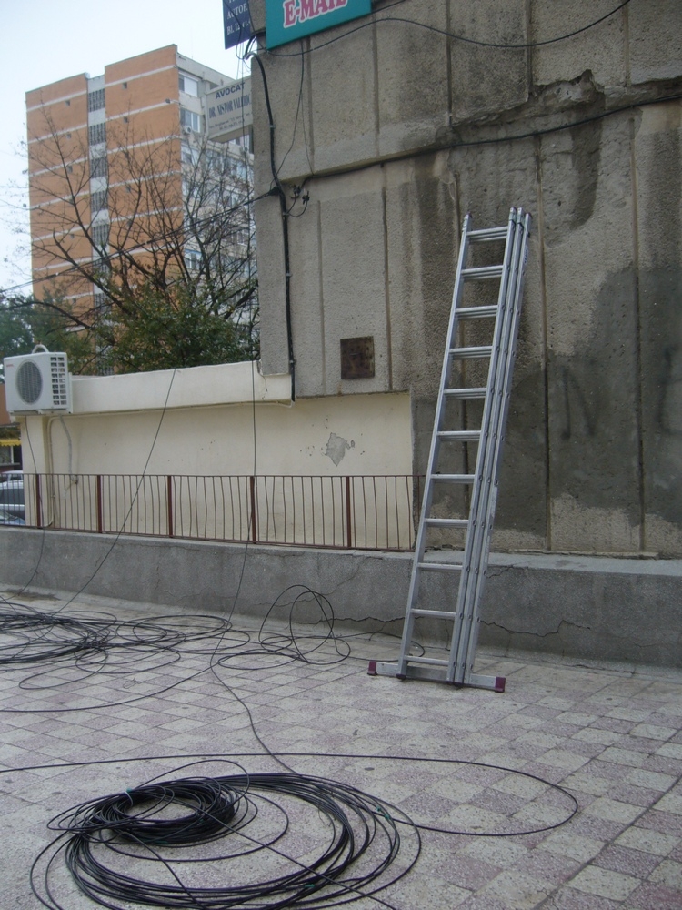 Acuzaţii grave împotriva celui mai mare operator de internet şi cablu TV. Concurenţa, eliminată cu ranga şi toporul (GALERIE FOTO/VIDEO)