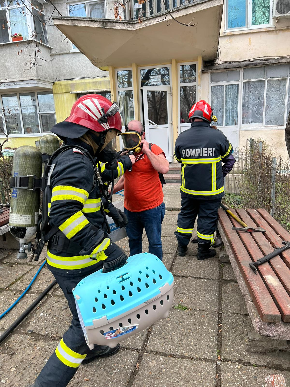 Apartament mistuit de flăcări pe strada Regiment 11 Siret (FOTO și VIDEO)