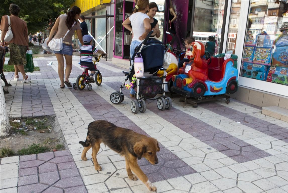 În Micro 19 copiii se joacă la stradă 