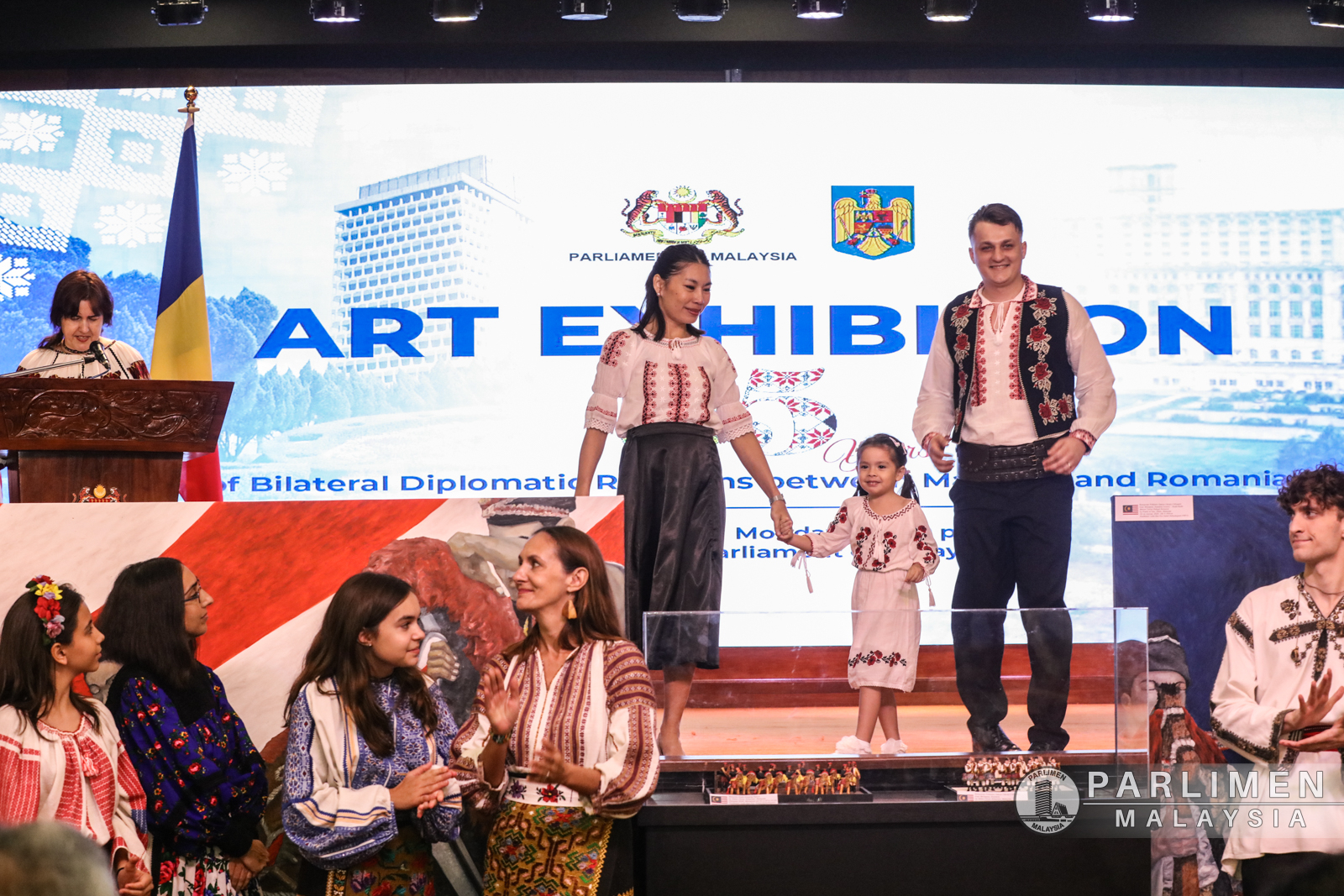 O gălățeancă a dus arta, portul și jocul românesc în Malaysia (FOTO)