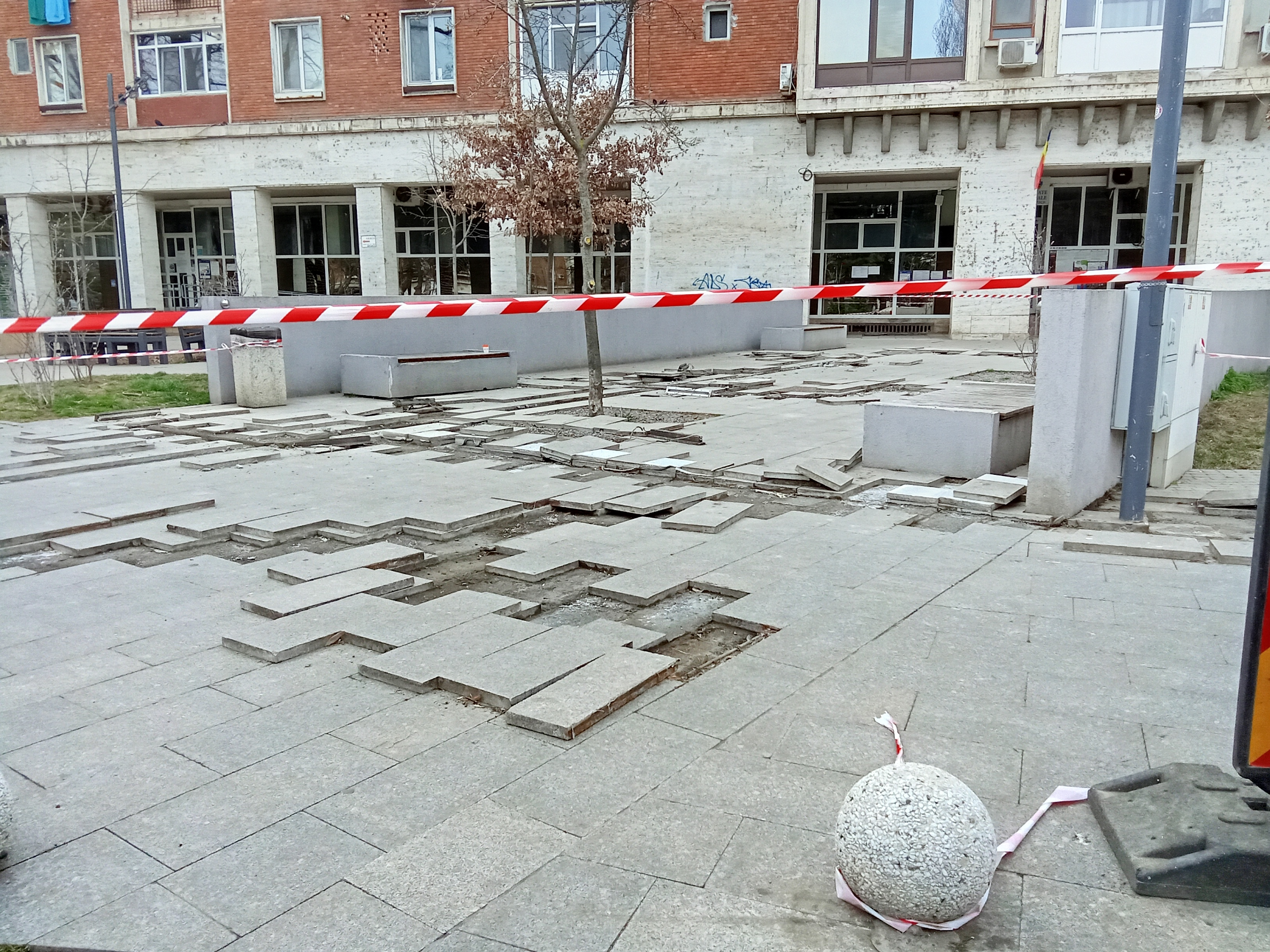 Pavaj decopertat în fața Direcției de Taxe și Impozite de la Romarta