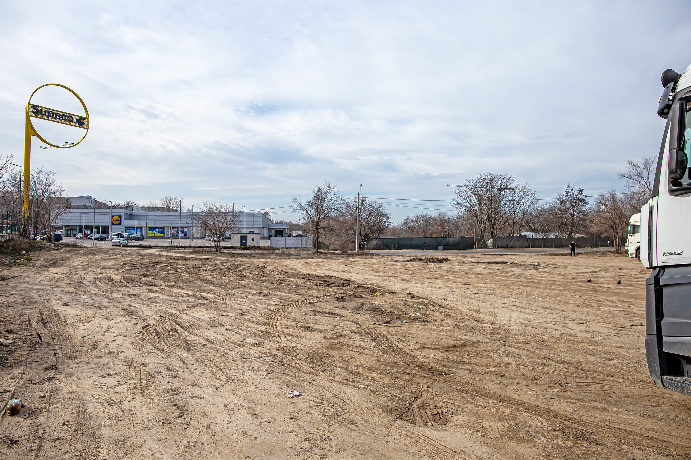 Contract atribuit: în locul garajelor demolate, parcare cu loc de joacă pe terasă, în Micro 39C