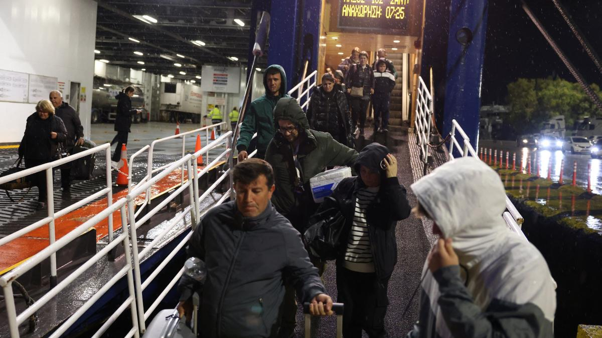 Noi cutremure amplifică panica în Santorini