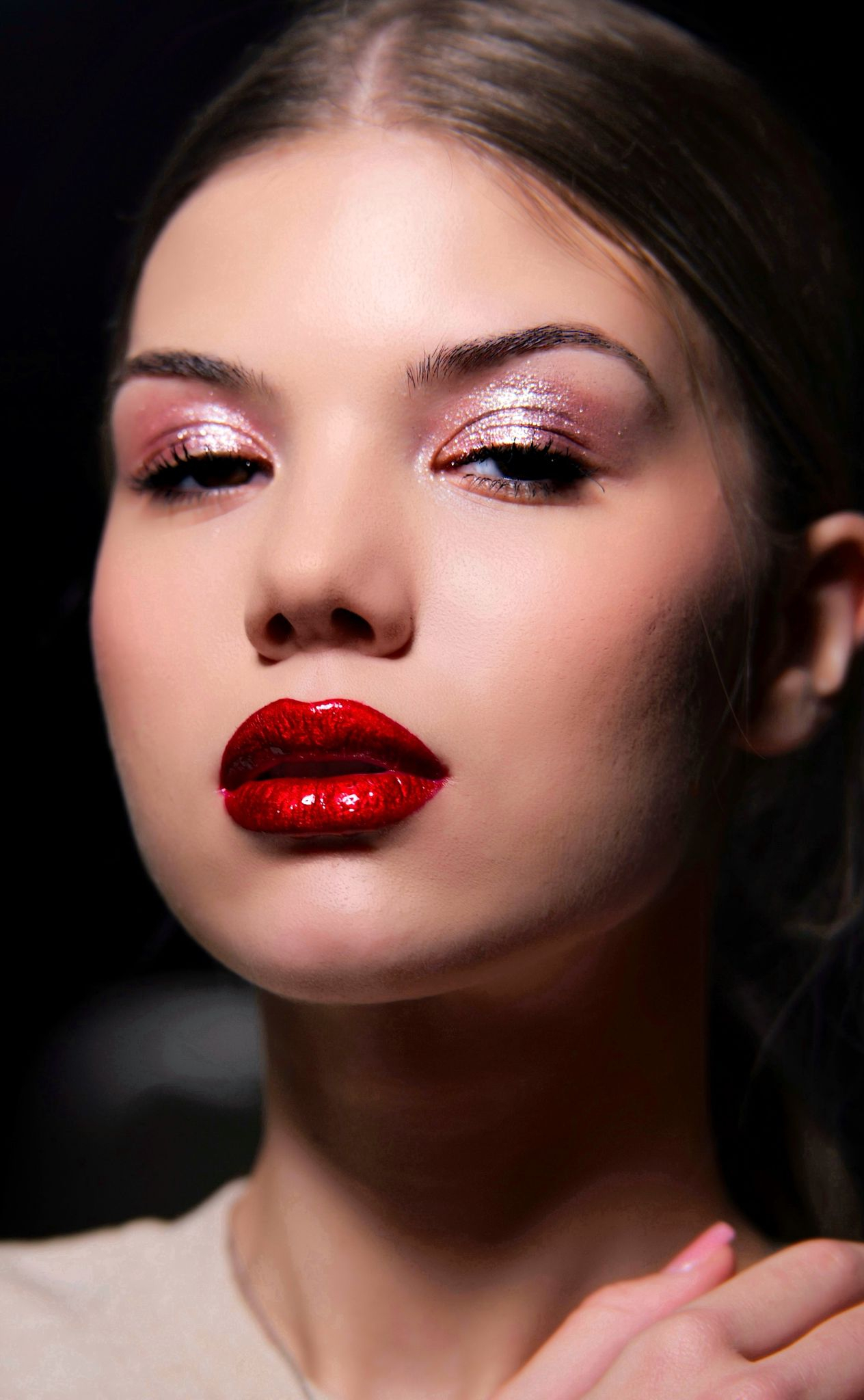 Secretele machiajului cu Cătălina Aron. Cele mai frumoase buze, de Sărbători (video)