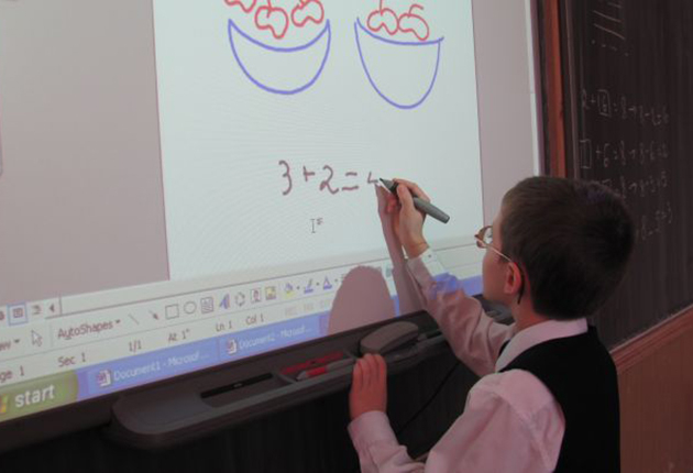 Tablele inteligente nu reduc abandonul şcolar