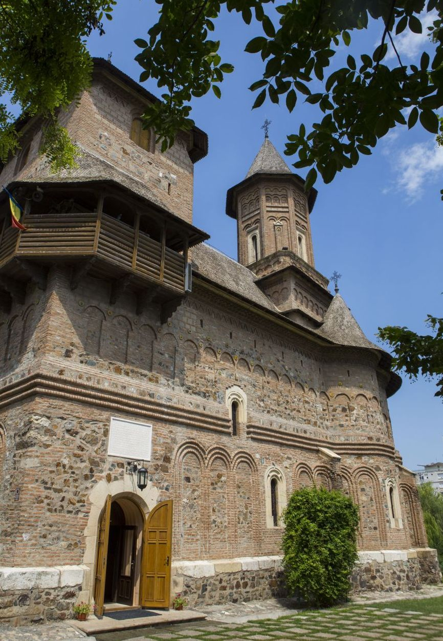 Salon cultural în grădină la Precista