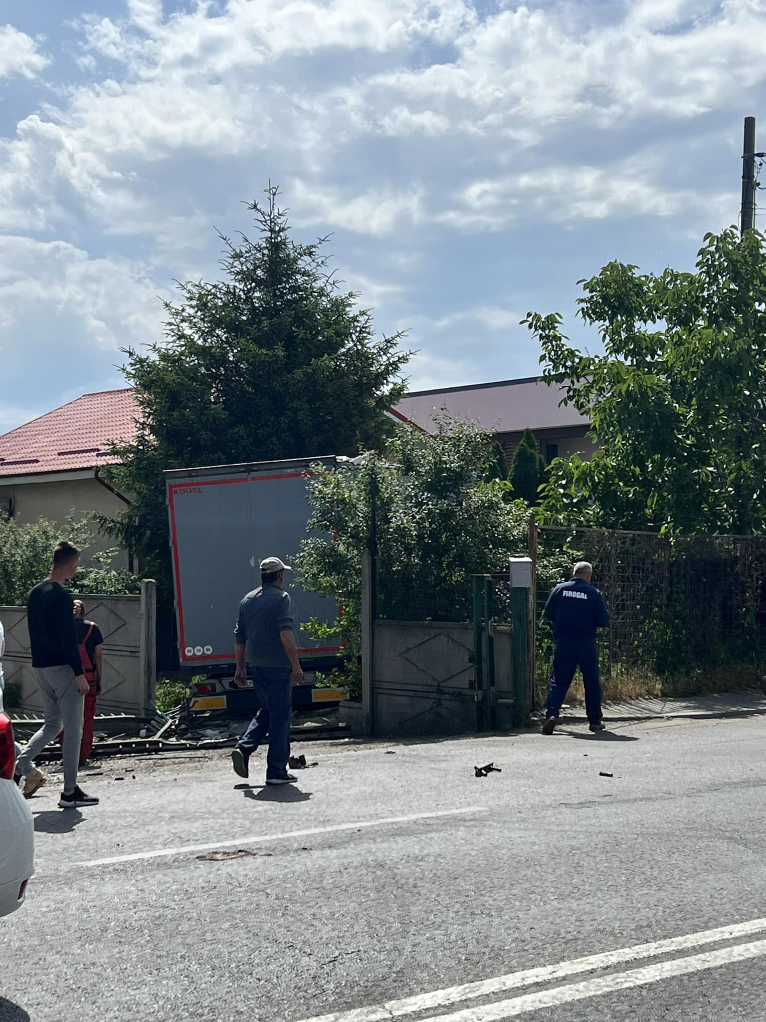 Un TIR a intrat într-o curte din Galați după ce șoferul a pierdut direcția