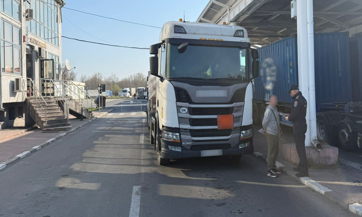 A încercat să treacă vama, fără permis, la volanul unui autocamion