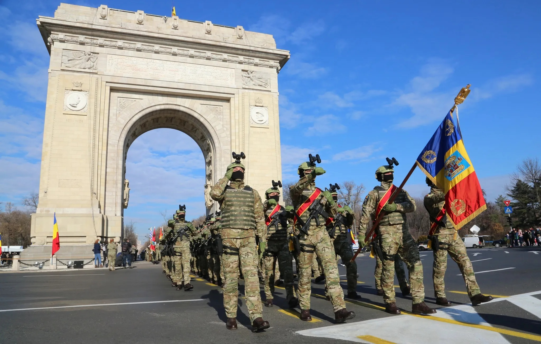 3.000 de militari români și străini, la parada de Ziua Națională de la Arcul de Triumf
