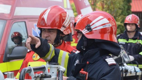 Fațada unui bloc din oraș, cuprinsă de flăcări