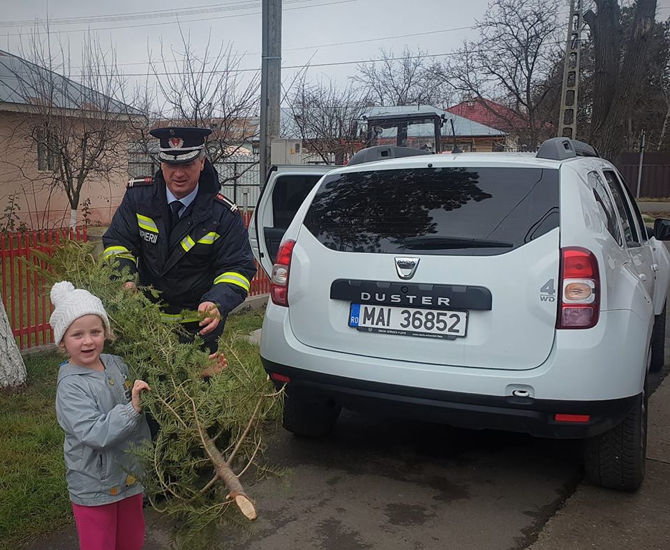 Crăciun dramatic pentru o familie cu cinci copii căreia i-a ars casa. Pompierii s-au întors la ei după două zile (FOTO)