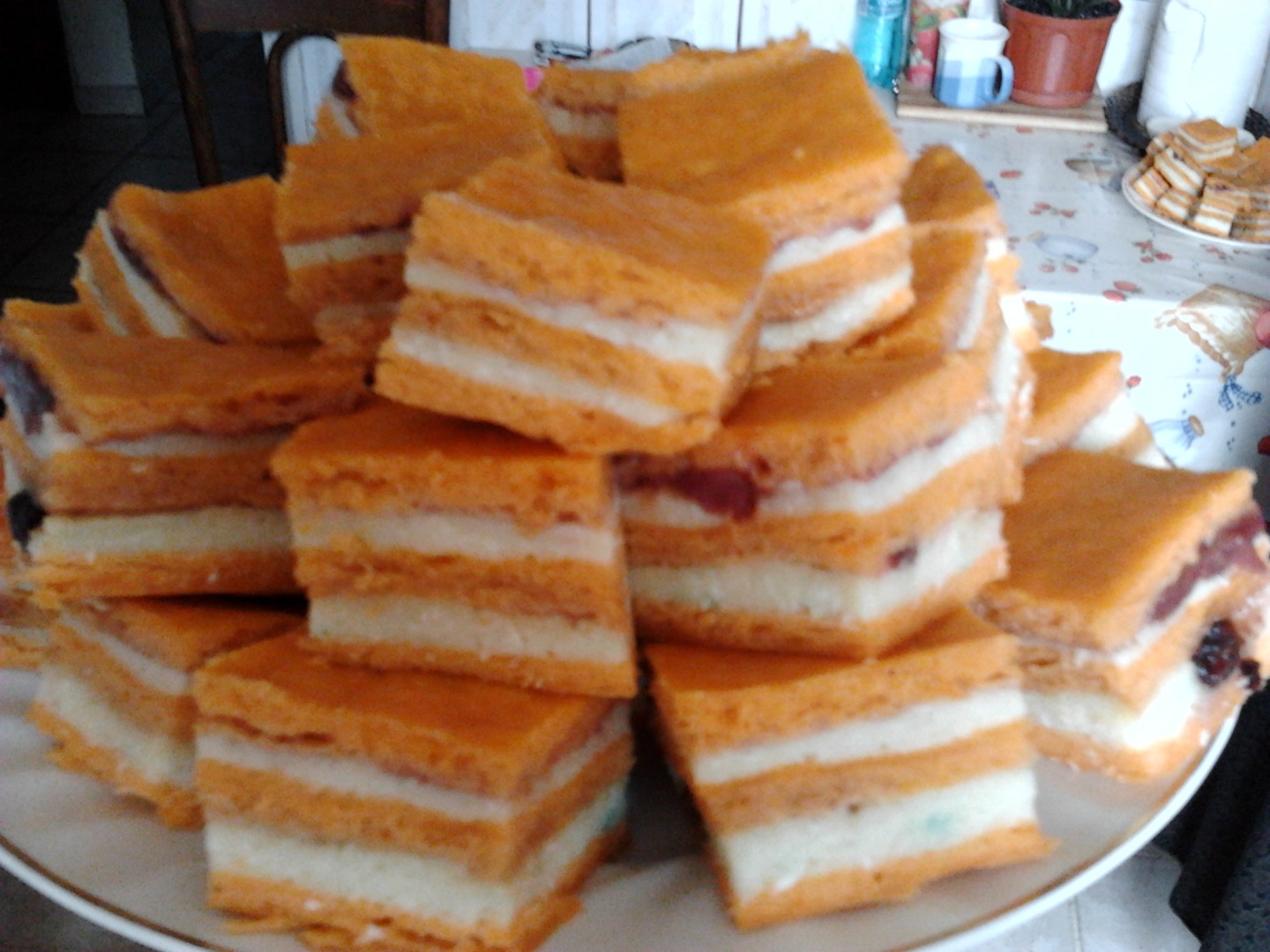 Prăjitură cu griș și suc de roșii, simplă, ieftină și gustoasă