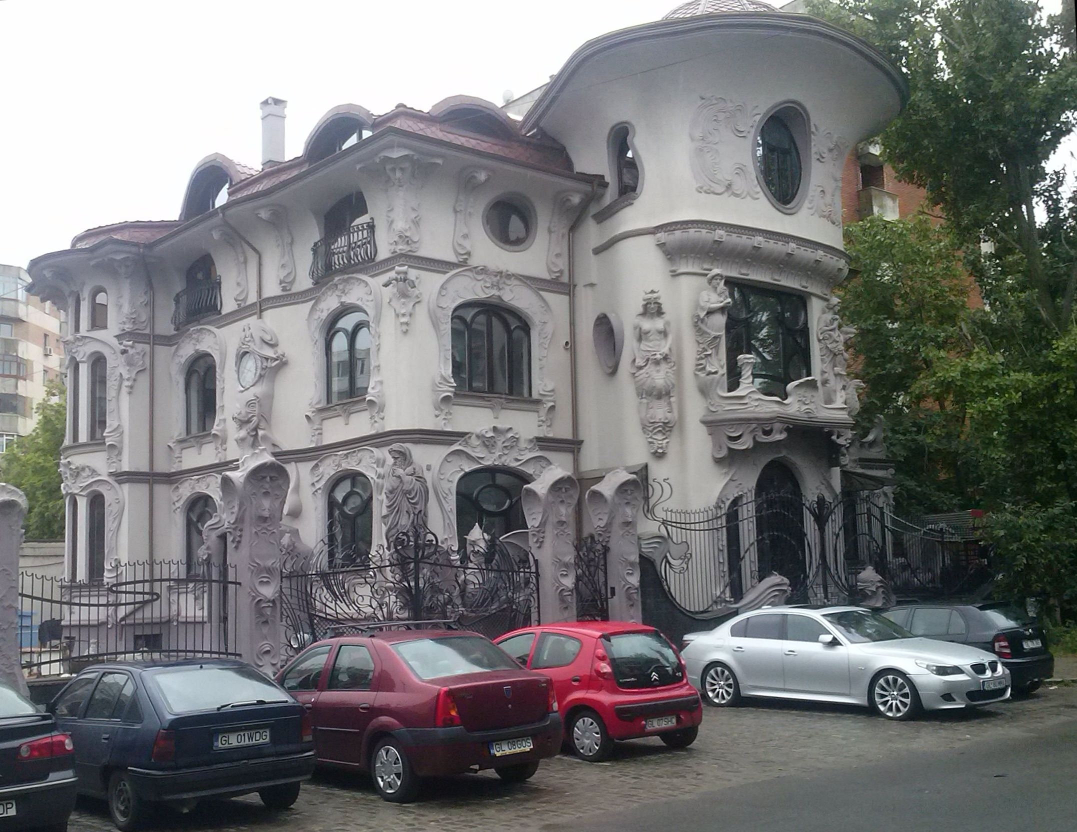 O CLĂDIRE NOUĂ din Galaţi se remarcă! KITSCH sau ARTĂ?