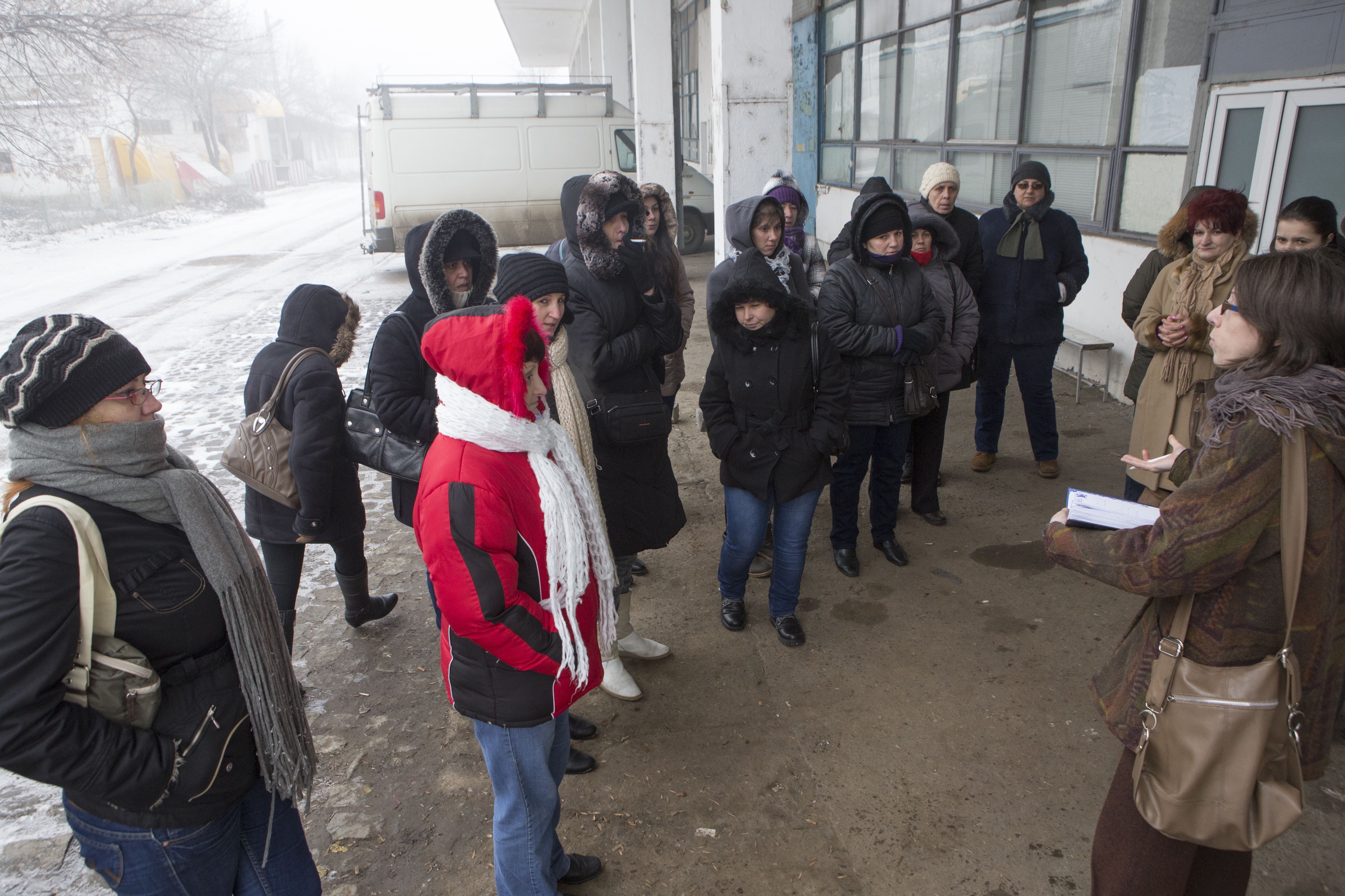 UPDATE Au aşteptat lefurile în ger degeaba. Croitoresele de la o firmă din Galaţi tot nu şi-au primit salariile