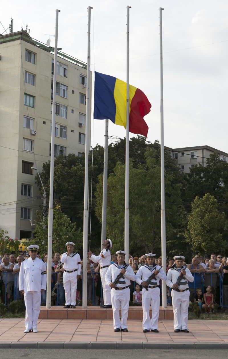 GALERIE FOTO / Lume multă la parada navelor pe Dunăre de Ziua Marinei