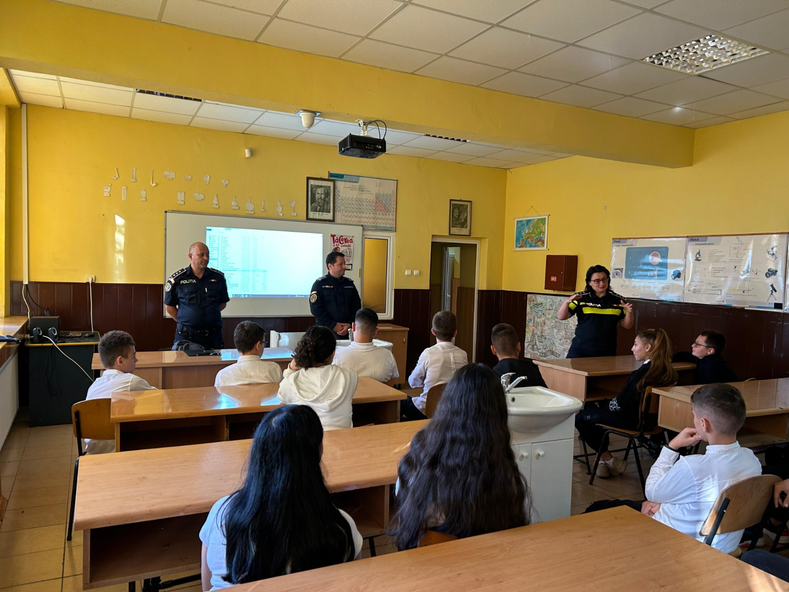 Elevii din Grivița, informați despre siguranță de jandarmi și polițiști