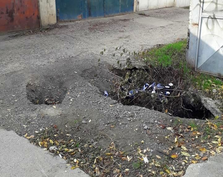 PERICOL. Gropile fără soluţie dintr-un cartier gălăţean