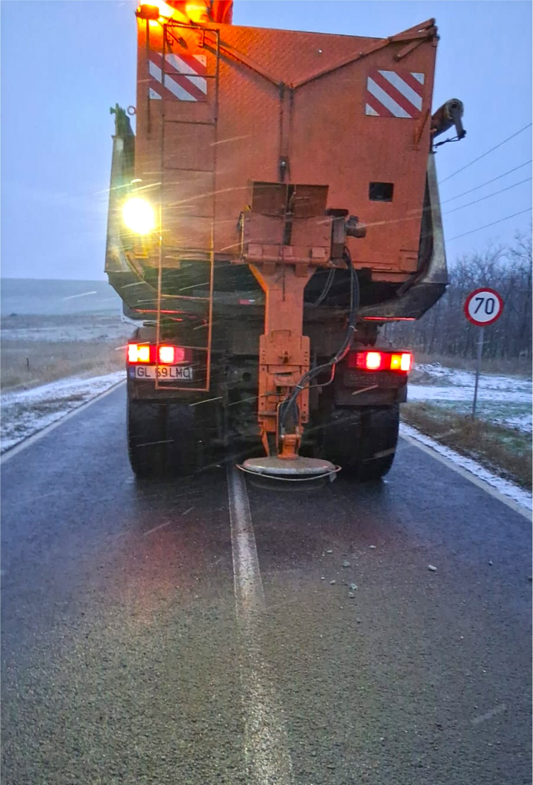 Cine şi pentru câţi bani intervine pentru deszăpezirea drumurilor judeţene