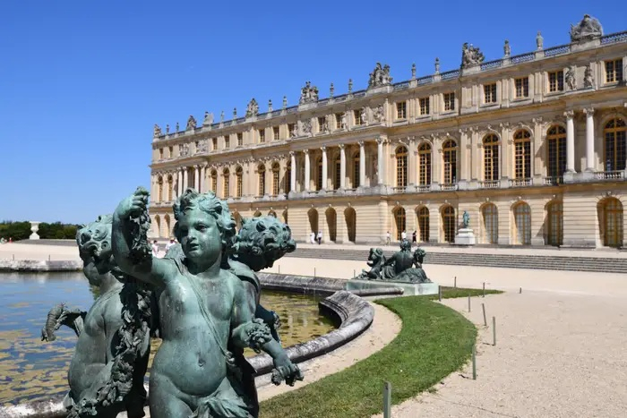 Statui vorbitoare la Palatul Versailles
