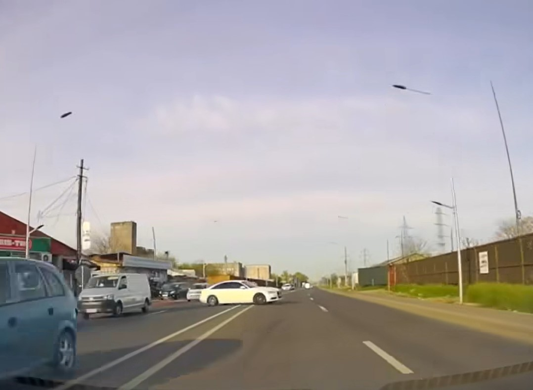 Șmecherie plătită scump! Cu cât se amendează o întoarcere pe linia continuă în Galați