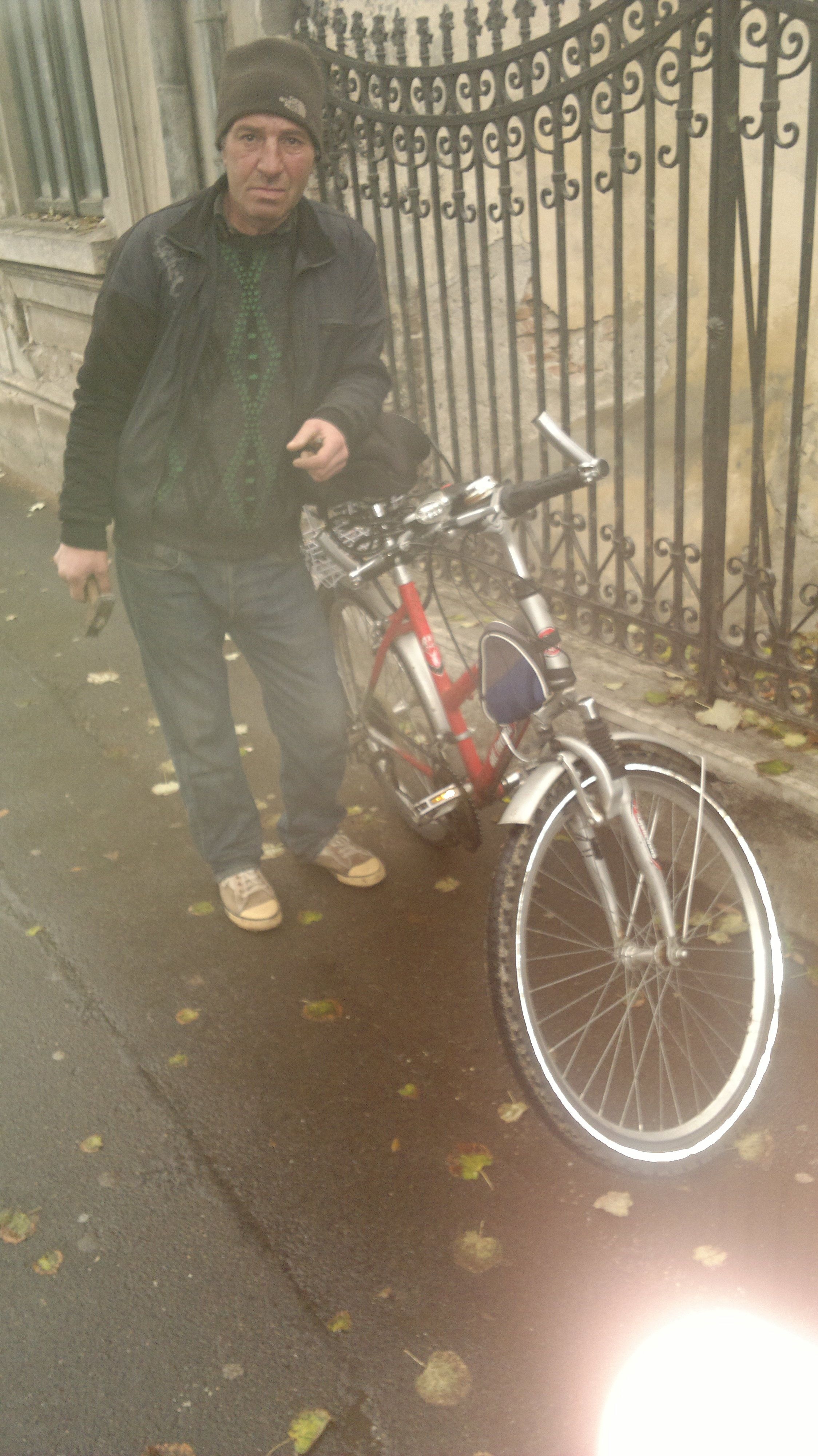 L-aţi mai văzut undeva? Acest om e bănuit că a furat o bicicletă!