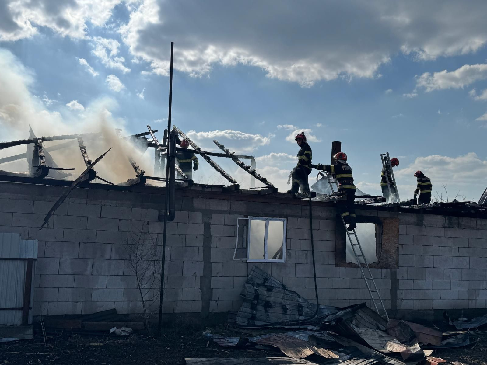 Casă cu cinci dormitoare, distrusă de foc în toiul zilei