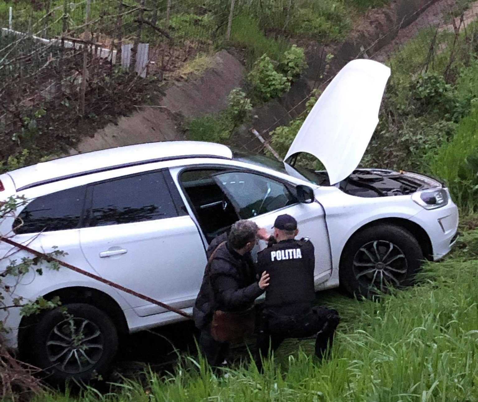 Mașină căzută în râpa de la Ultimul Leu