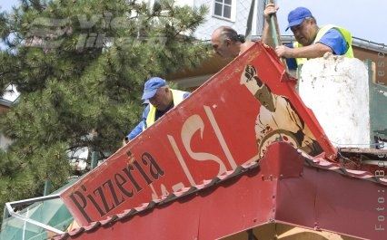 Pizzeria Da-Isi a fost demolată pe jumătate