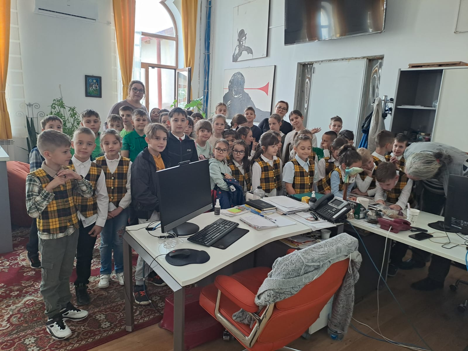 Spiridușii de la Școala 33 ne-au vizitat la redacție