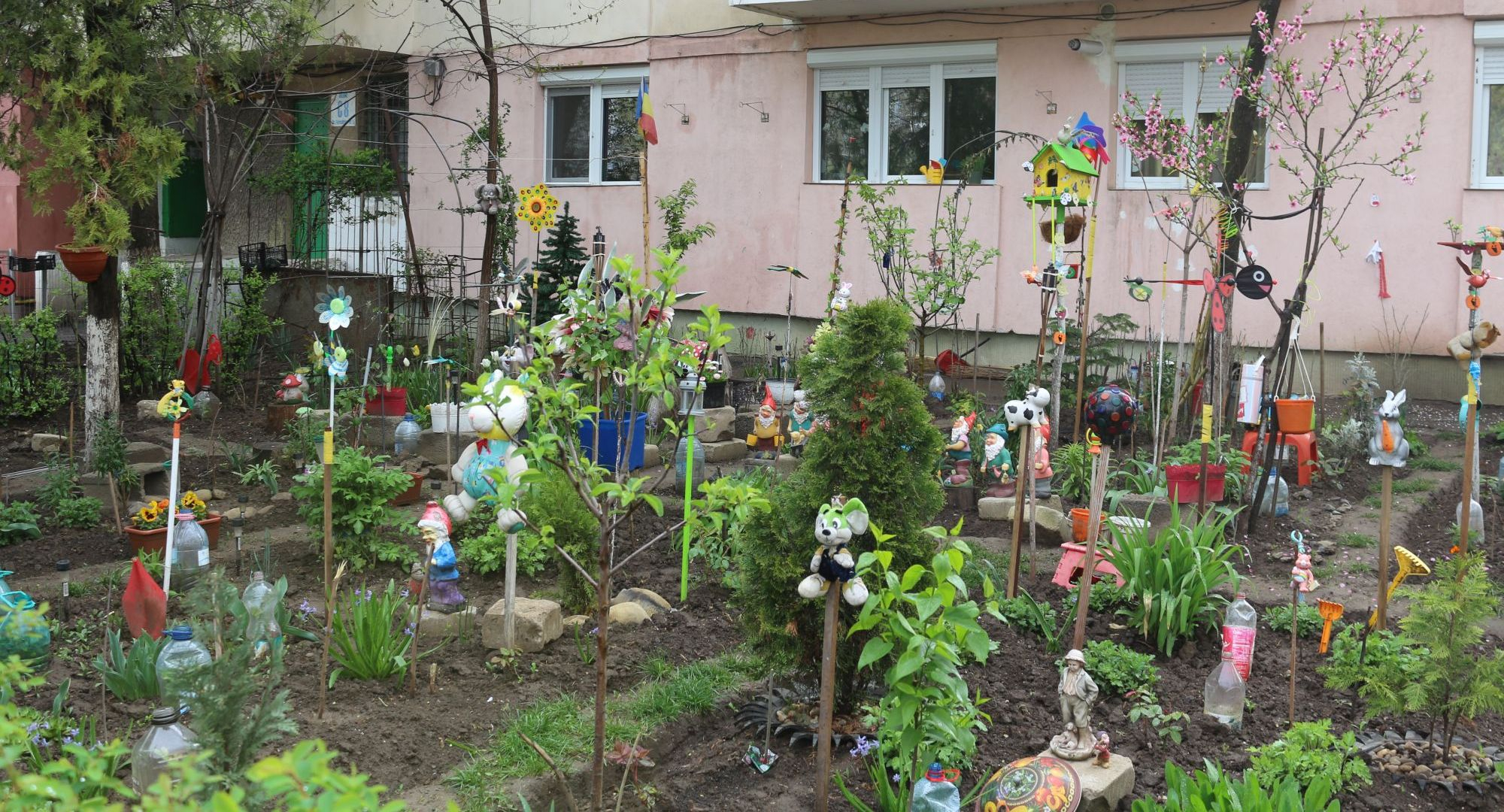 TREND în Galați. Pete de culoare pe un fundal gri