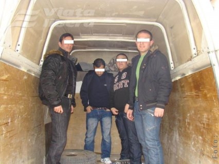 Patru irakieni au cheltuit 11.000 de euro, la Galaţi, pentru cărţi de identitate false