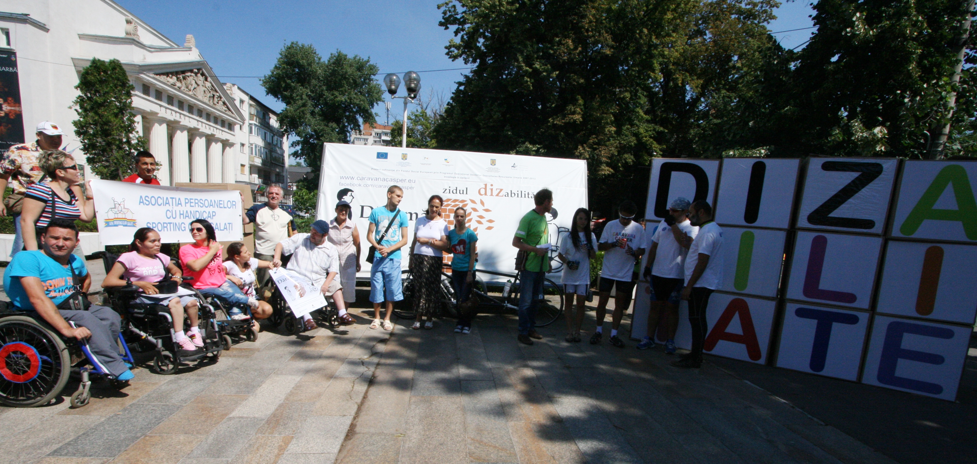 GALERIE FOTO / Să-i ajutăm şi social, nu doar medical. Campanie de sprijinire a persoanelor cu dizabilităţi şi la Galaţi