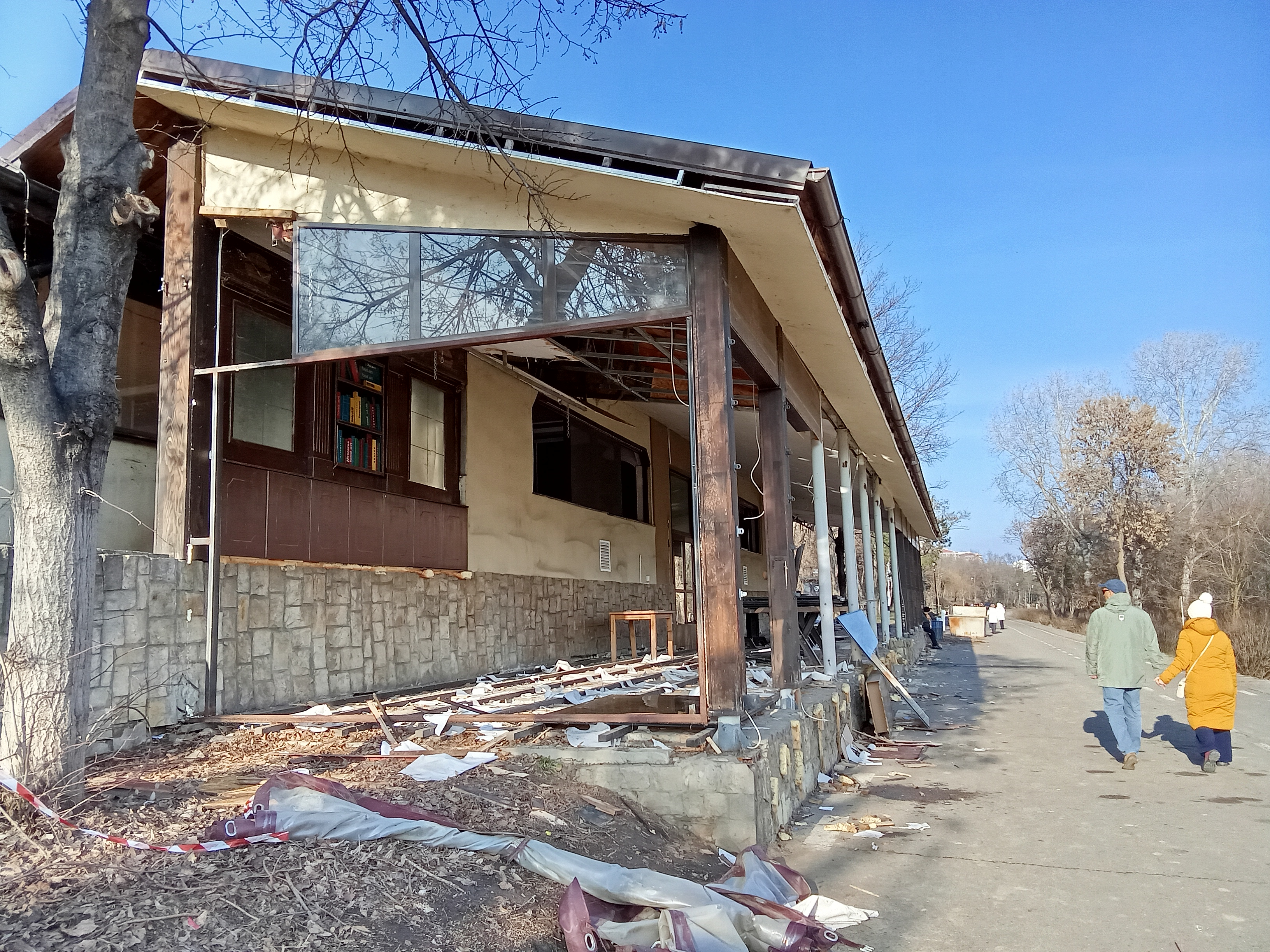 Demolările începute pe faleză continuă... şi în instanţă. O pată pe obrazul promenadei preferate a Galaţiului