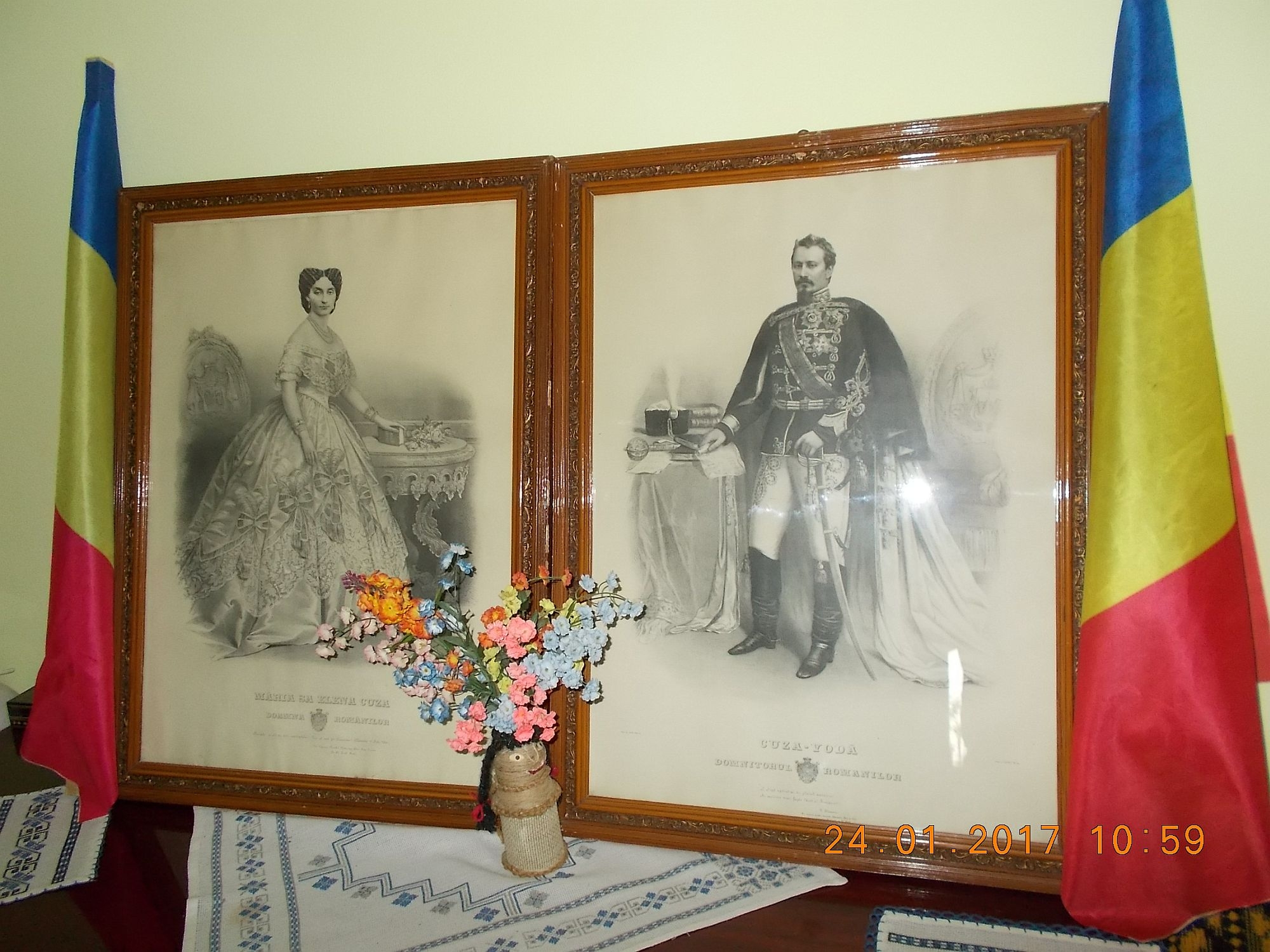 Vechile portrete ale Domnului Unirii NU pleacă din casa Bărbieru!