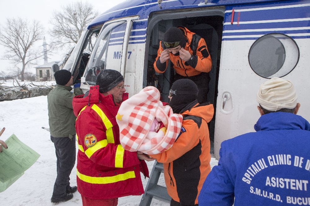 Sute de bolnavi, scoşi din nămeţi înainte de urgie. Un bătrân degerat a murit la spital