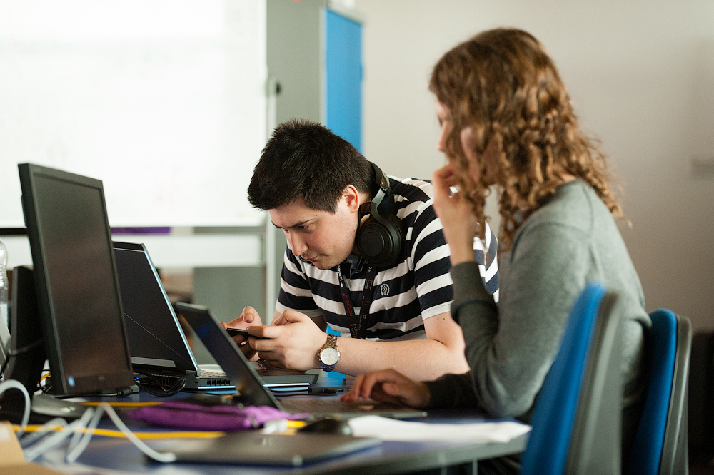 Performanţă gălăţeană la ”Cambridge 2 Cambridge” | Sebastian Voinea, PREMIAT la o competiţie dedicată securităţii cibernetice | FOTO