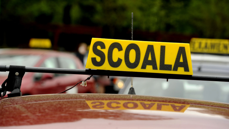 O tânără a făcut accident cu mașina de școală