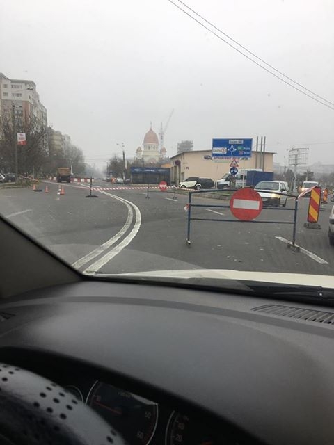 Atenţie, şoferi! Circulaţia în sensul giratoriu de la ieşirea spre Tecuci, blocată