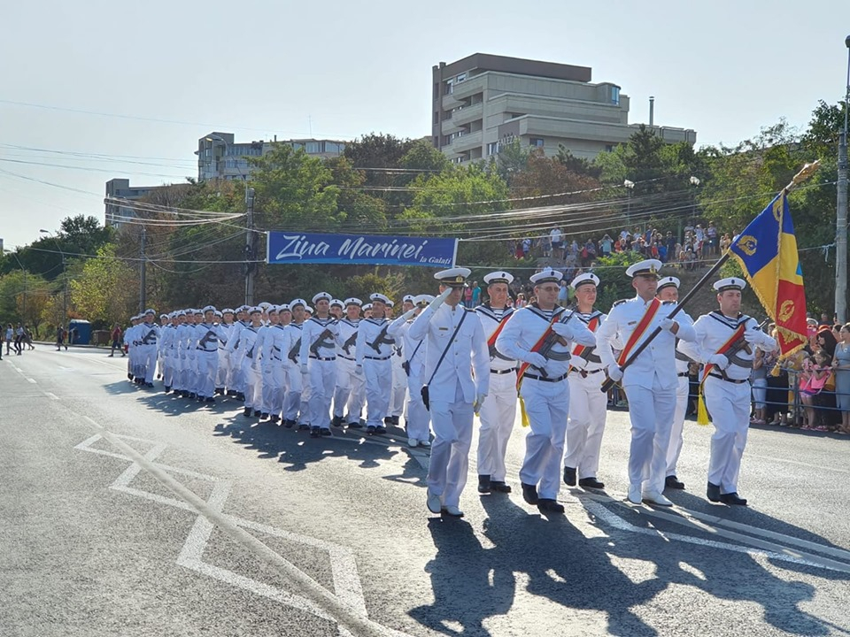 Ziua Marinei, la Galați. Sute de oameni, la parada de pe uscat și de pe Dunăre (FOTO și VIDEO)