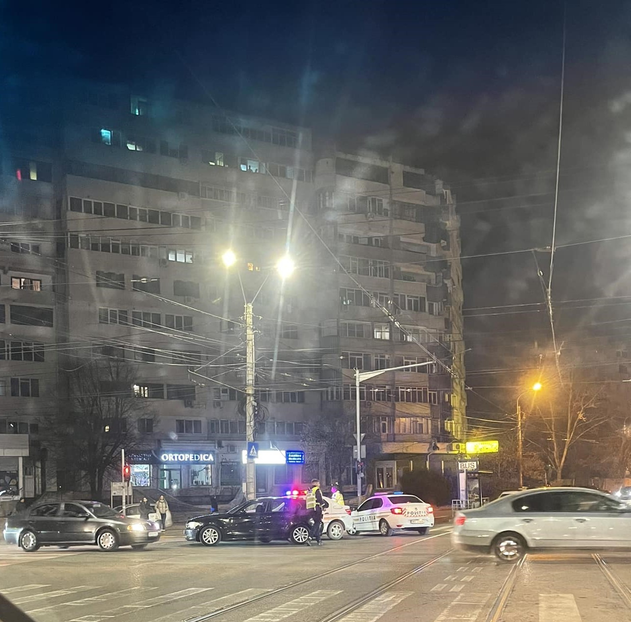 Mașină de poliție în misiune, lovită de un BMW