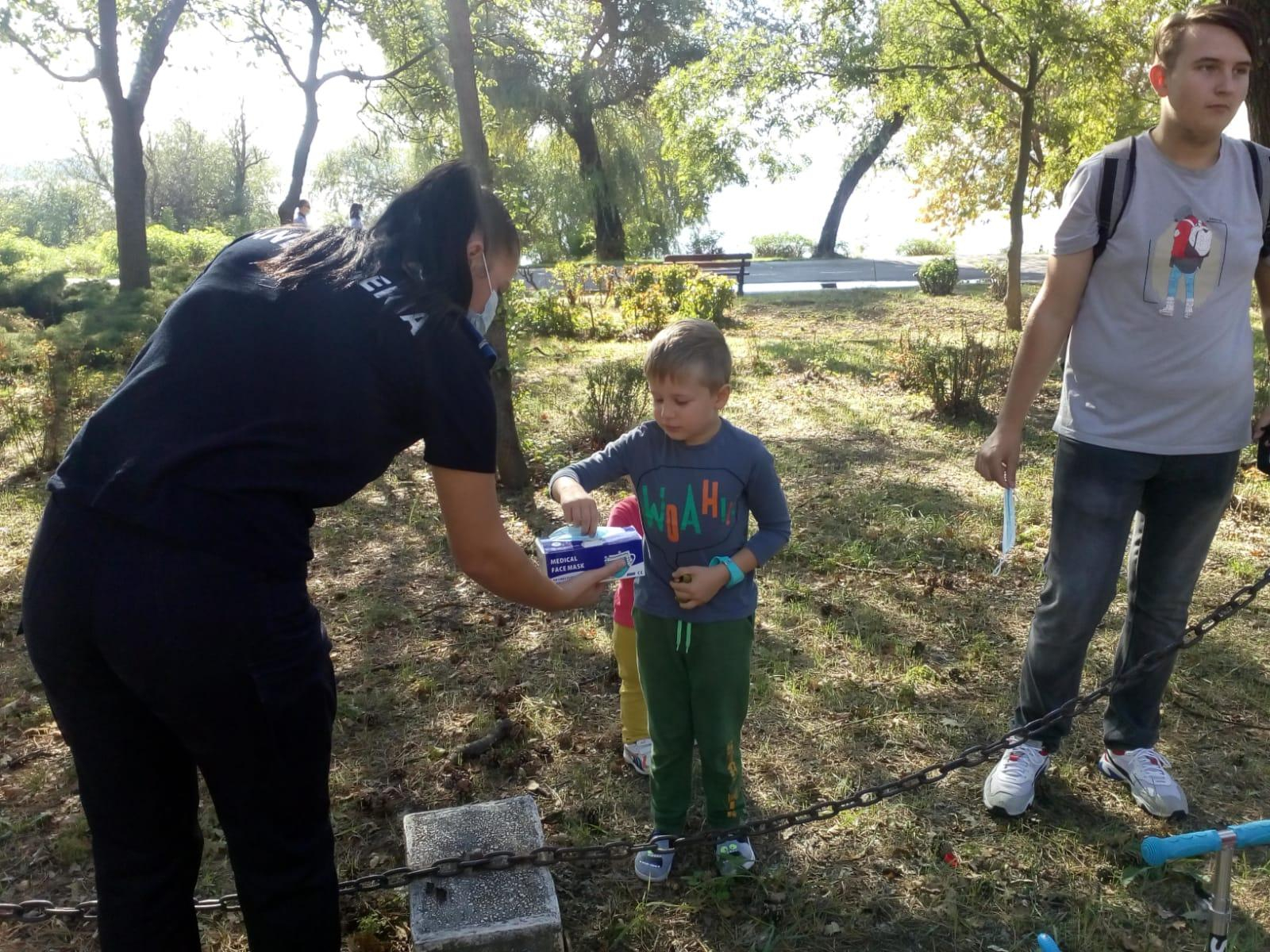 Jandarmii şi poliţiştii au împărțit măști pentru elevi și părinți
