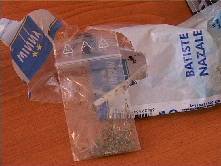 Consumatori de etnobotanice, depistaţi pe stradă (VIDEO)