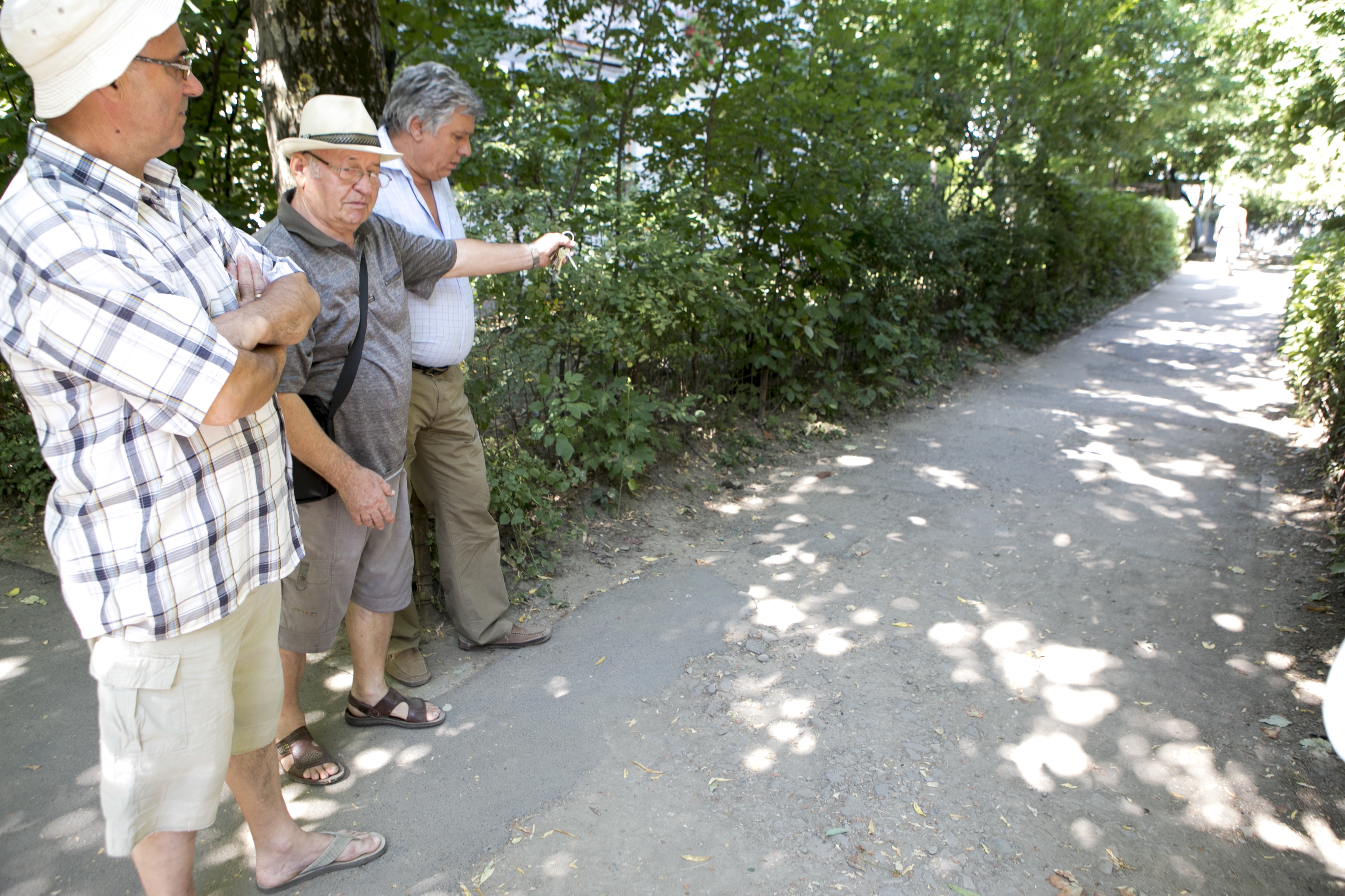 Gălăţenii din Ţiglina III sesizează, Primăria răspunde / Alee pietonală nereparată de 40 de ani