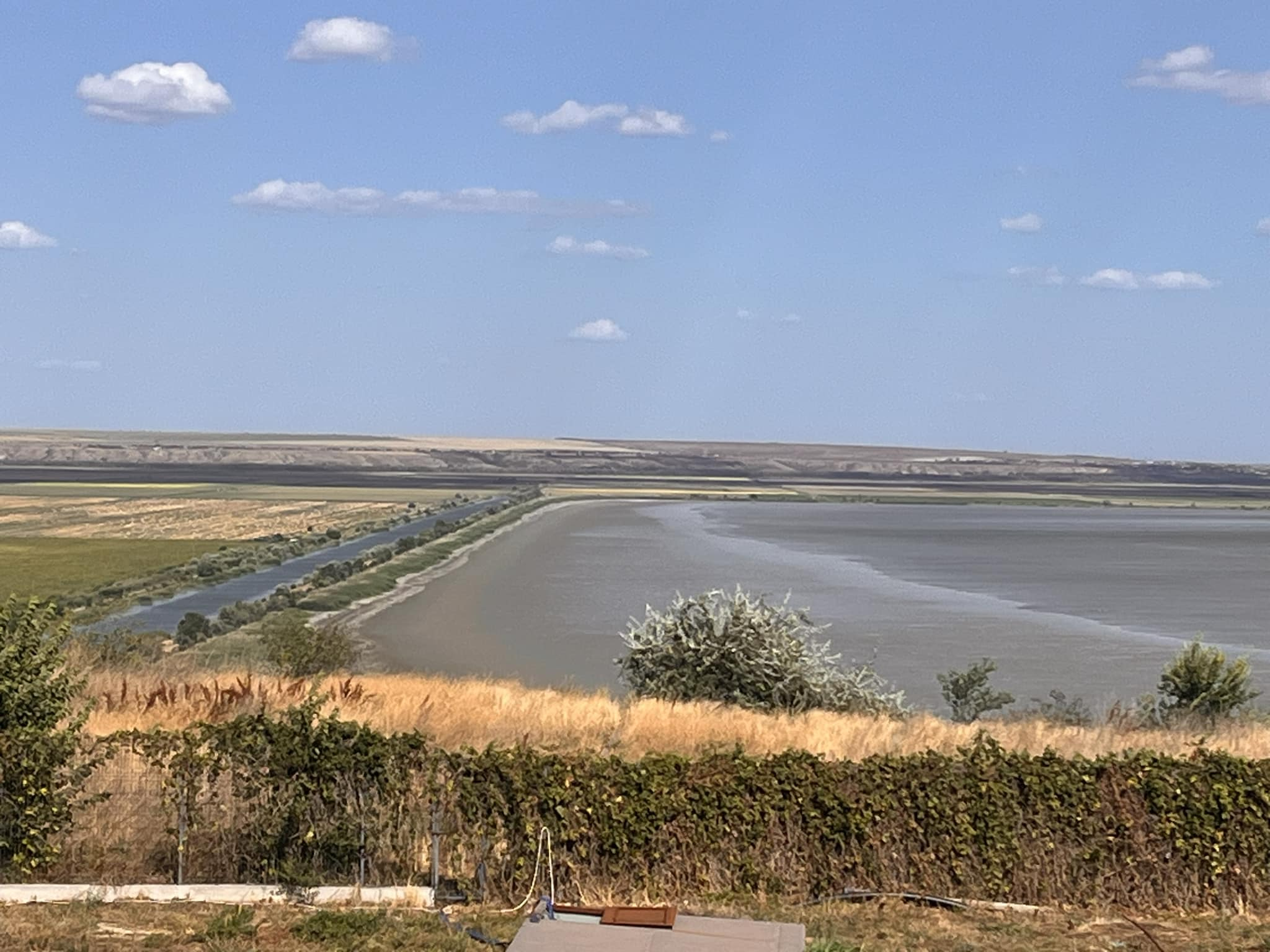 Seceta prelungită seacă lacurile din judeţ şi distruge piscicultura