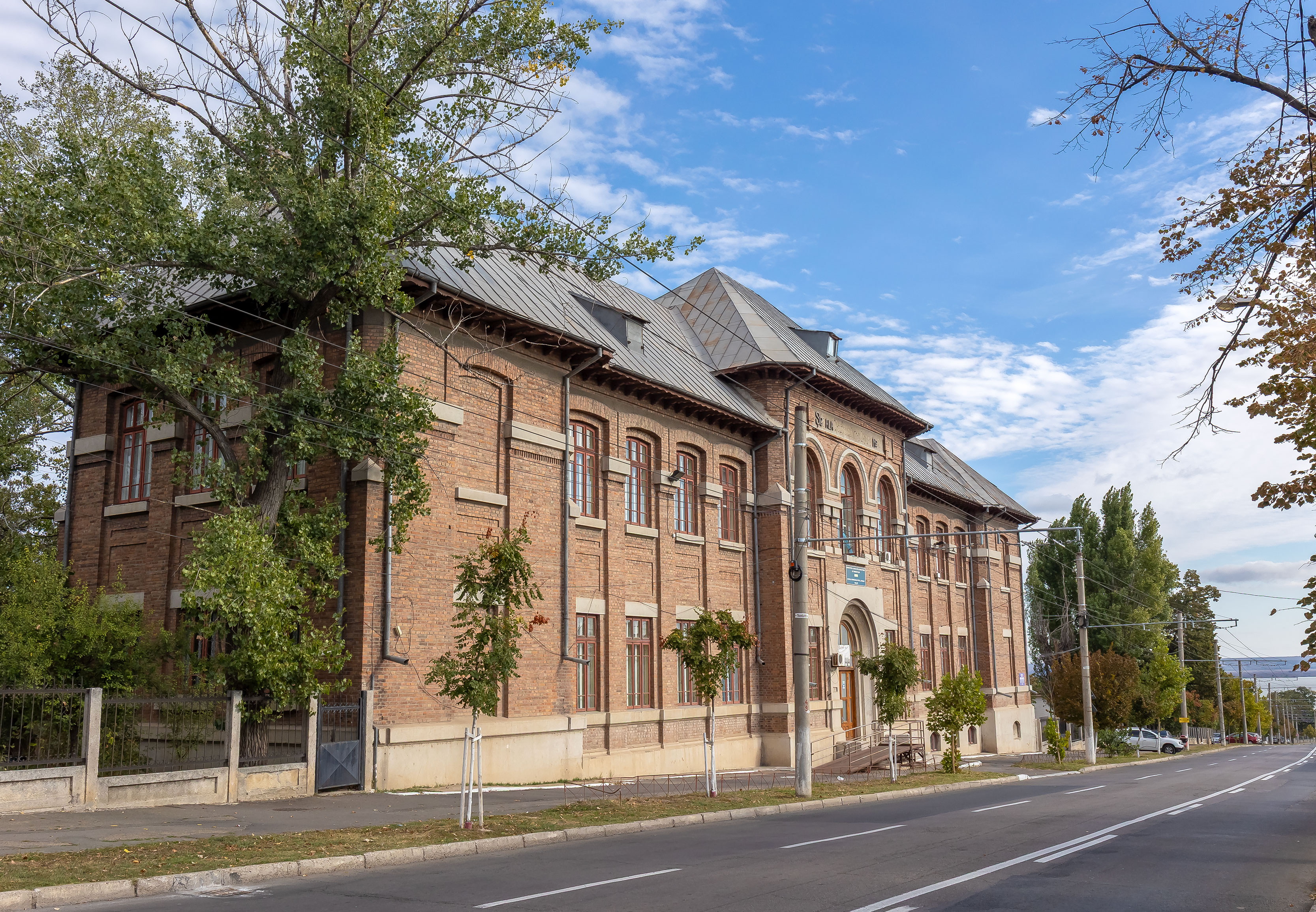 Se caută constructor pentru modernizarea unei şcoli centenare