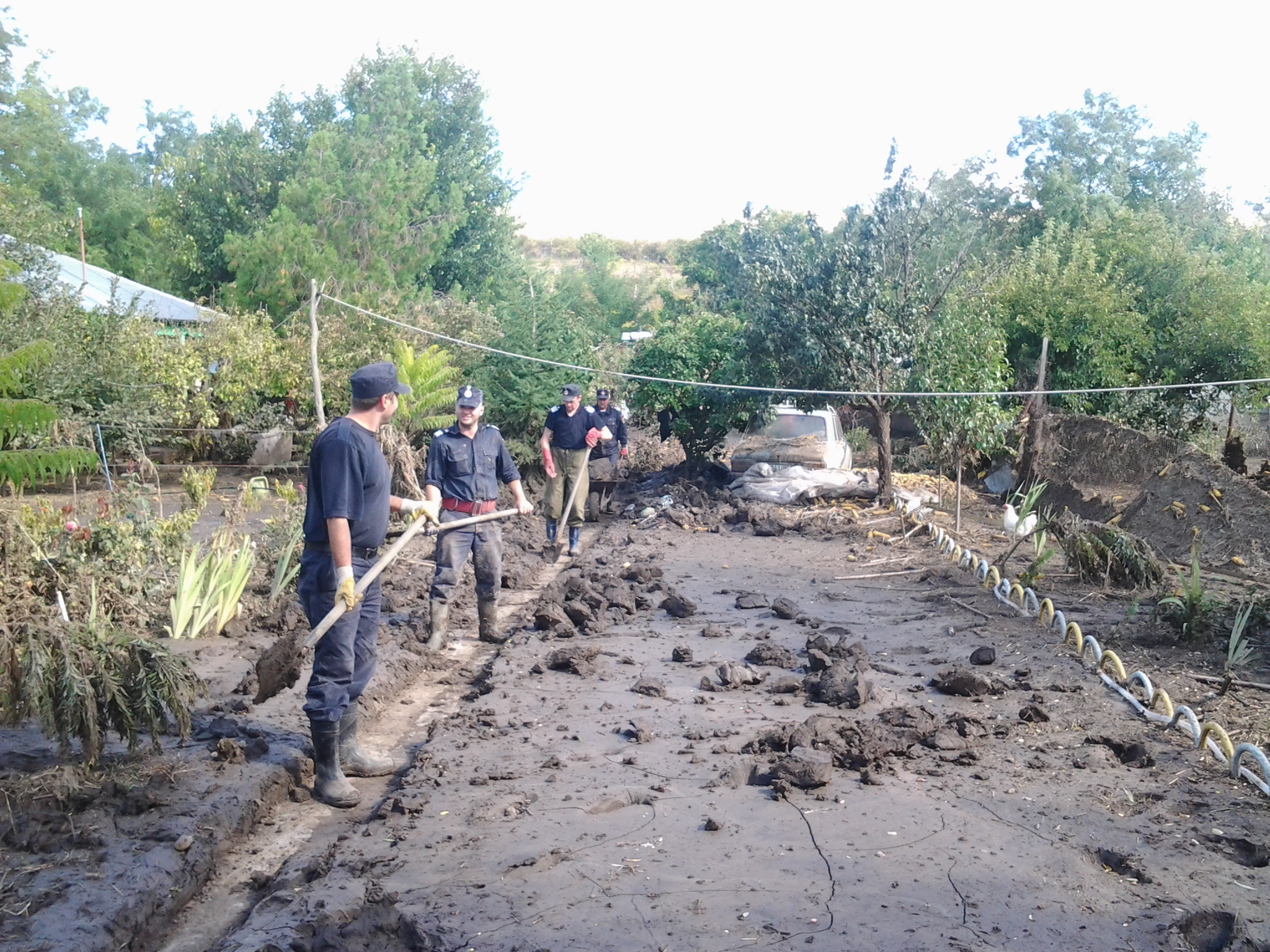 (FOTO) Situaţie incredibilă la Galaţi/ Un sat inundat a fost uitat de autorităţi